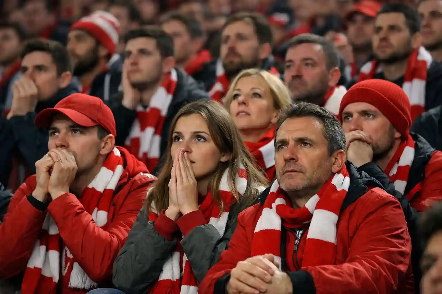 Fu&szlig;ballfans auf der Trib&uuml;ne mit angespannter Erwartung